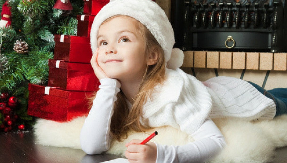 Bimba scrive a Babbo Natale: “Molti dicono che non esisti ma per me sì”