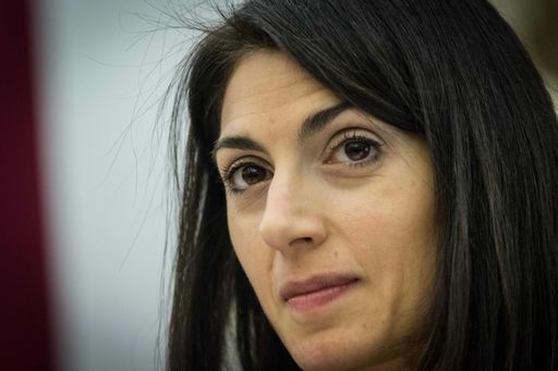 Cosa rischia la sindaca Raggi (a un bivio tra legge Severino e codice M5s)