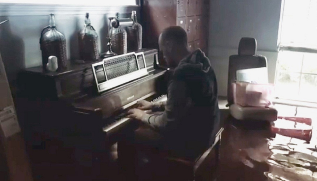 Torna nella casa devastata dall'uragano per suonare il pianoforte