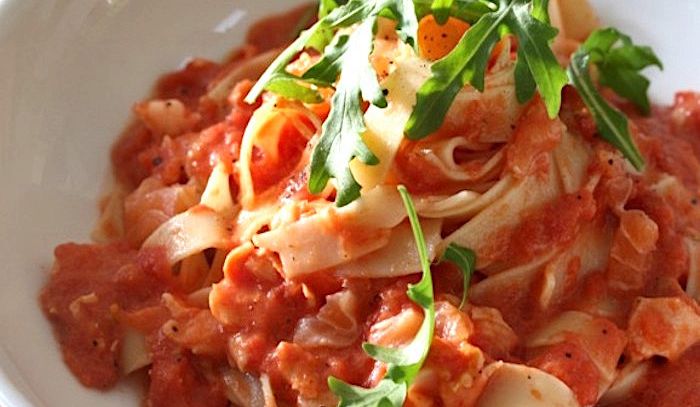 Tagliatelle burro e pomodoro