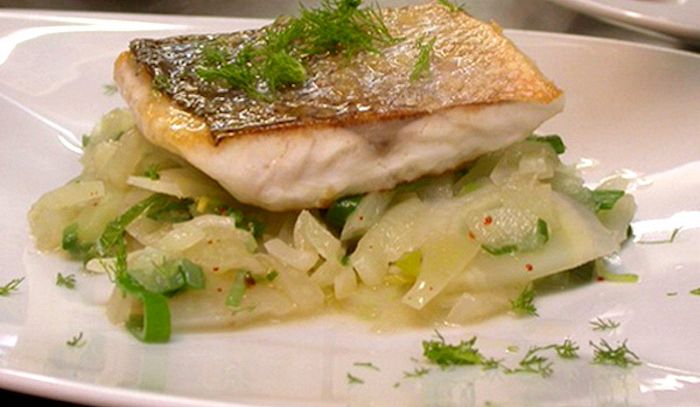 Branzino con composta di cipolle