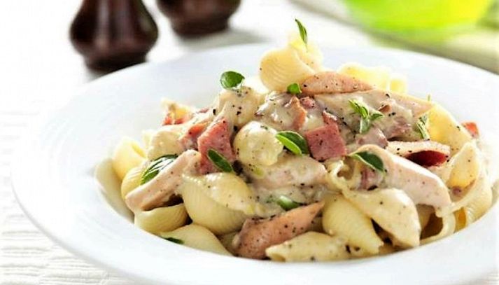 Conchiglie con peperoni e prosciutto crudo