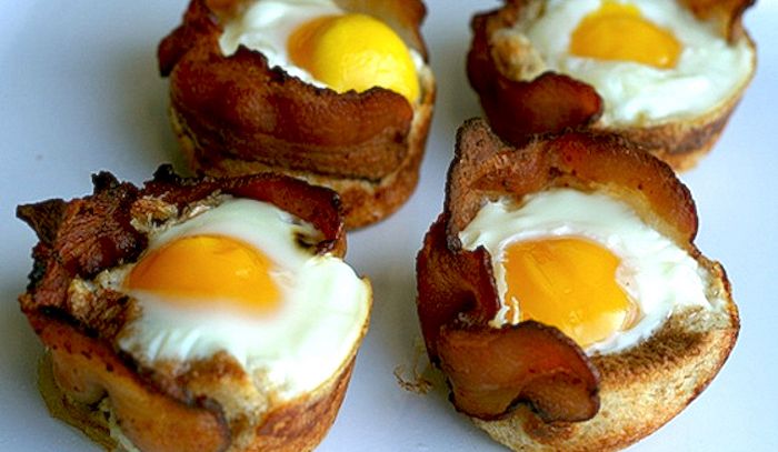 Crostini alle uova con bacon