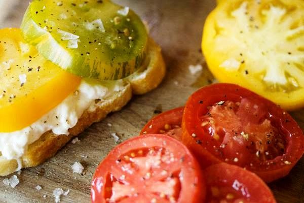 Crostini con lardo e pomodorini