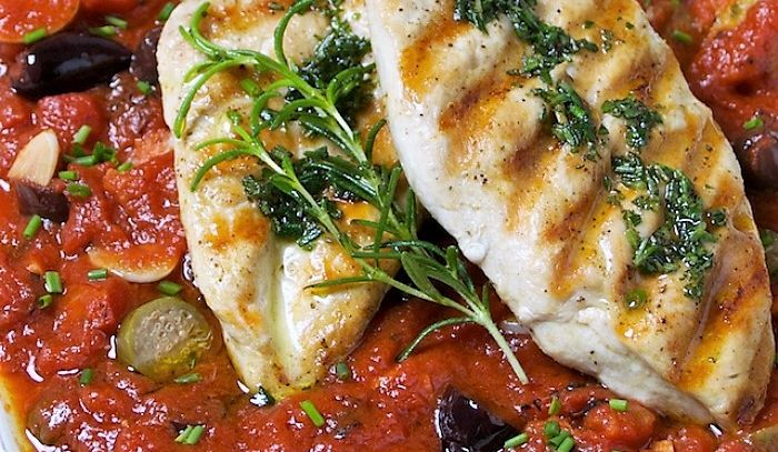 Fesa di tacchino con pomodori e olive