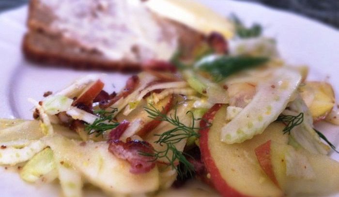 Insalata di sedano con mela e pancetta