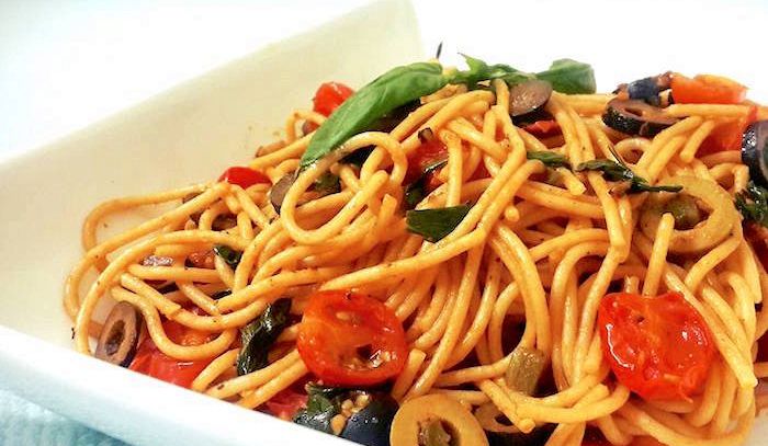 Pasta integrale con pomodoro e olive nere