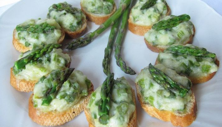 Piccoli canapé con crema di asparagi e nocciole
