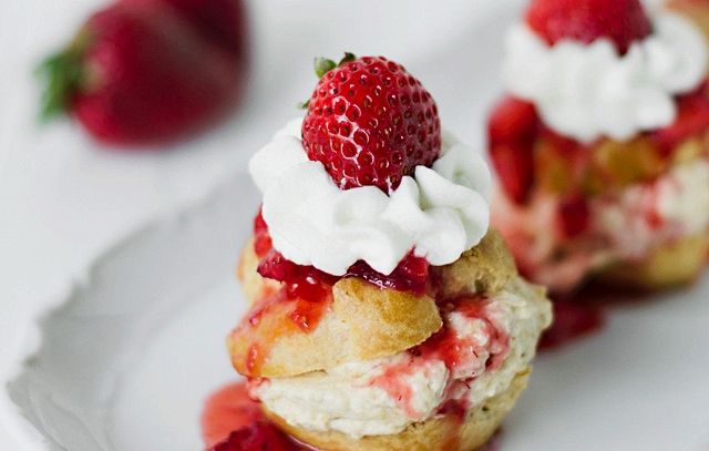 Profiteroles alla crema di fragole fresche