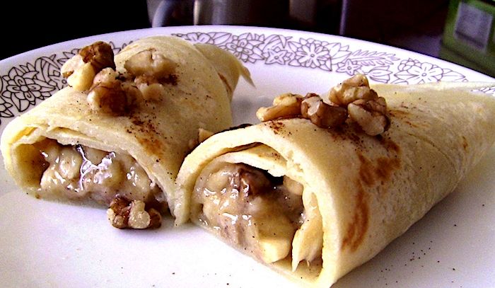 Crepes ripiene con mele e noci