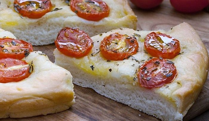 Focaccia con pomodori e origano