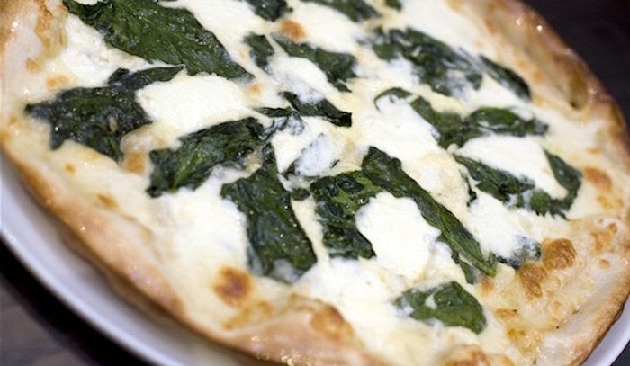 Pizza agli spinaci ed ai pinoli