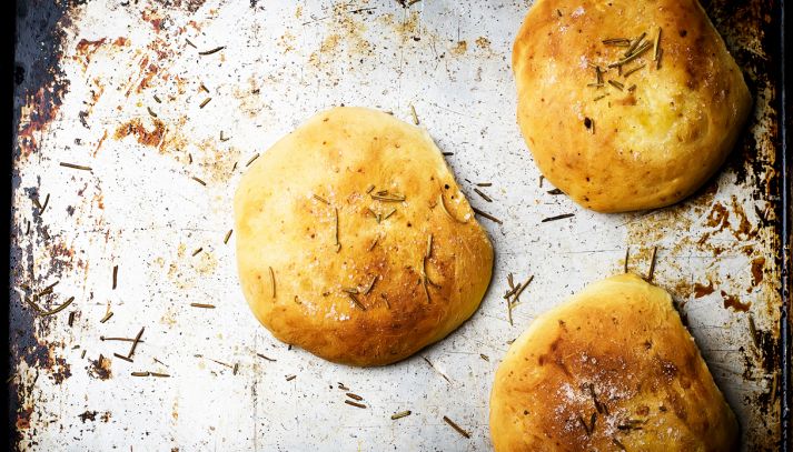 Pizzette di patate con lardo e rosmarino
