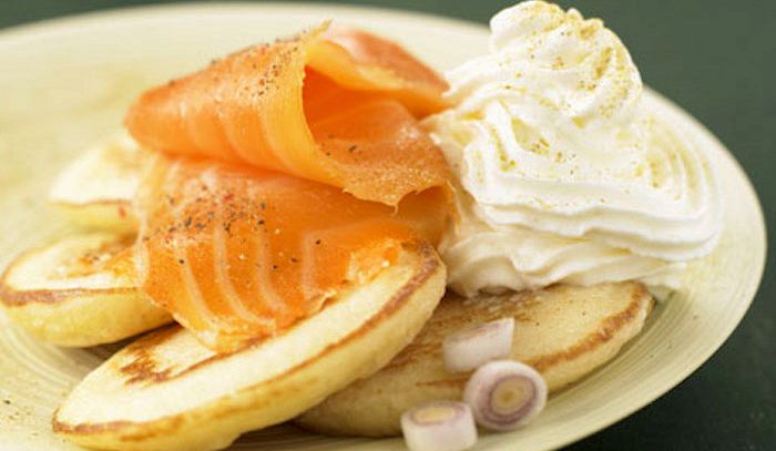 Carpaccio di salmone con Blini