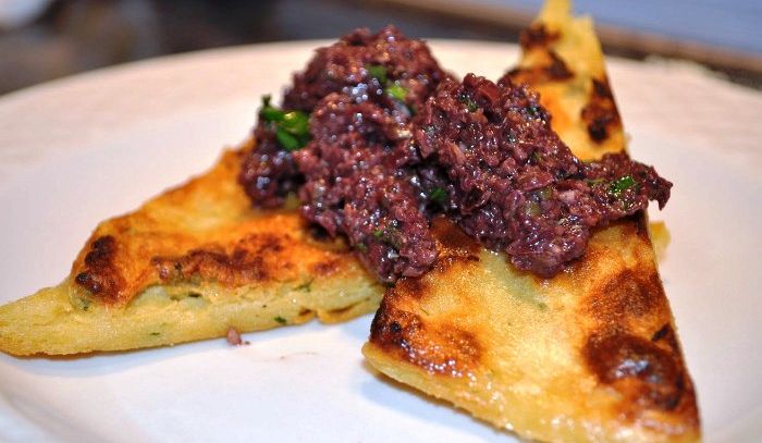 Crostini di crema di tartufo nero ed acciughe