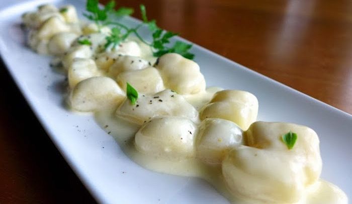 Gnocchi con fonduta di formaggi