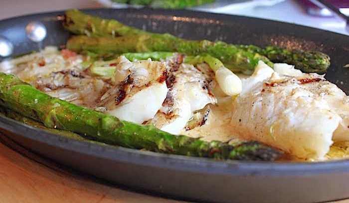 Pesce al cartoccio con asparagi e funghi