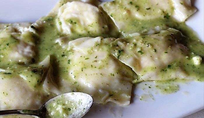 Ravioli con ripieno di ricotta e noci