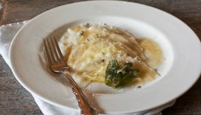 Ravioli di mais con pere e pecorino