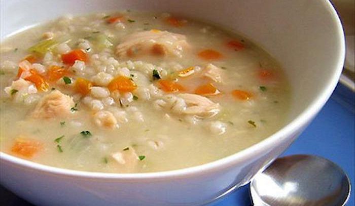 Zuppa di porro e orzo con yogurt