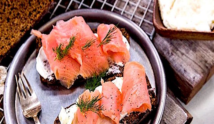 Crostoni al salmone - La Ricetta di Buonissimo