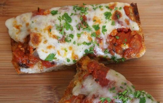 Finta pizza di pane