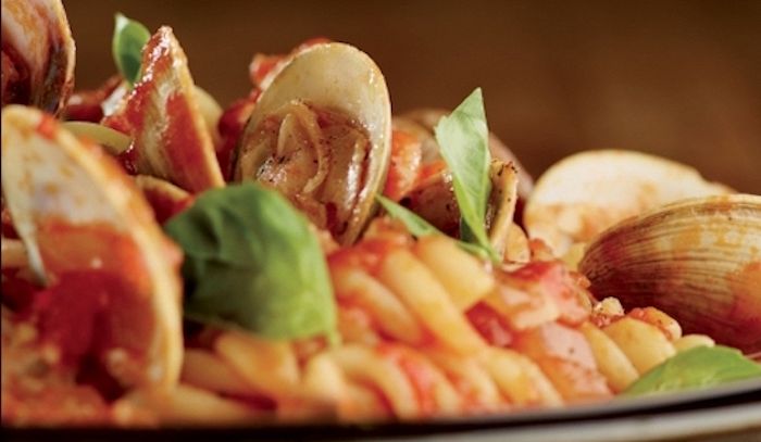 Fusilli con vongole broccoletti e pomodorini