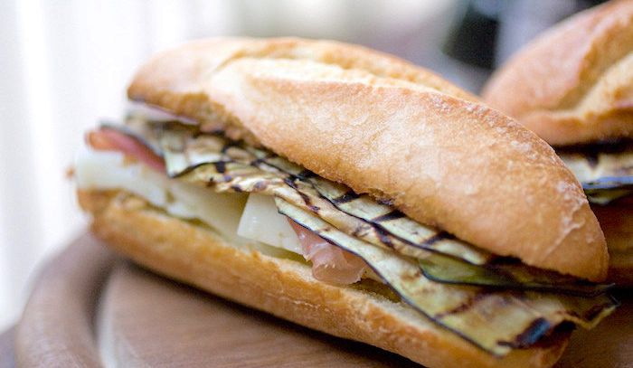 Panino con zucchine grigliate, uova e crudo