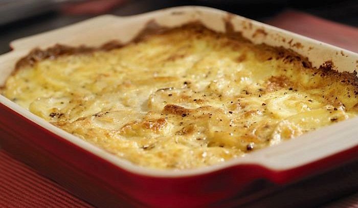 Timballo di patate farcito con funghi e polpettine