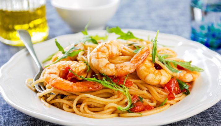 Spaghetti con capesante, gamberetti e rucola