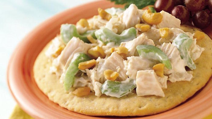 Biscotti con pollo sedano e noci