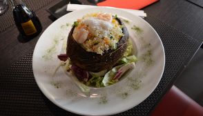 Insalata con gamberetti e noce di cocco