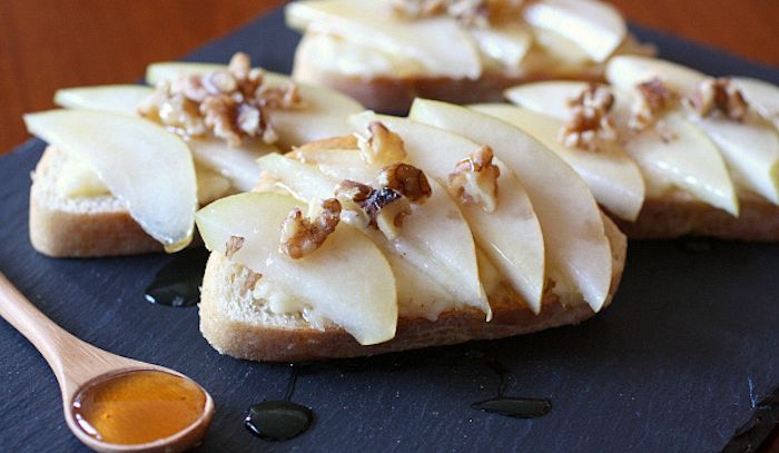 Crostini con brie pere e nocciole
