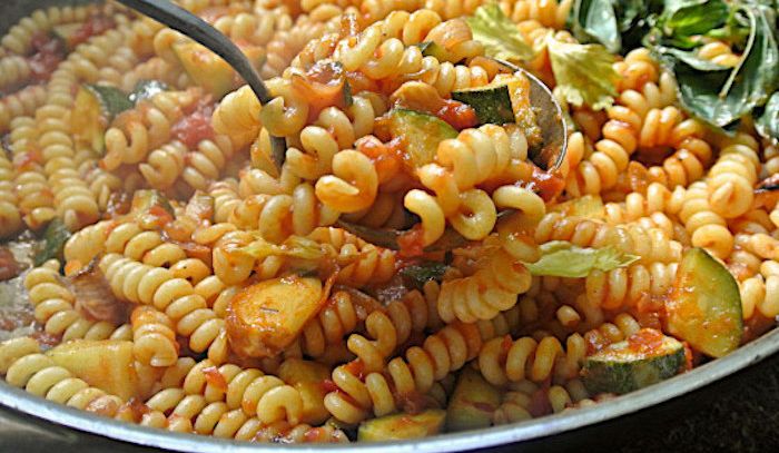 Insalata di pasta e mare