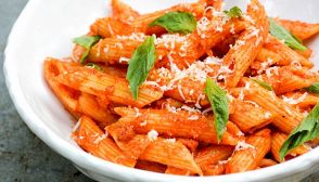 Maccheroni con salsa di peperoni