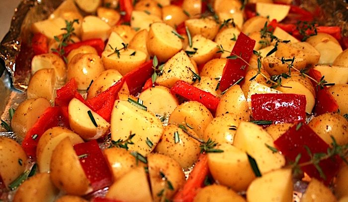 Patate al forno con peperoni e olive - La Ricetta di ...