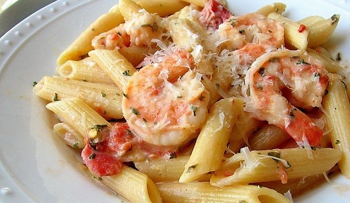 Penne con gamberi e pancetta
