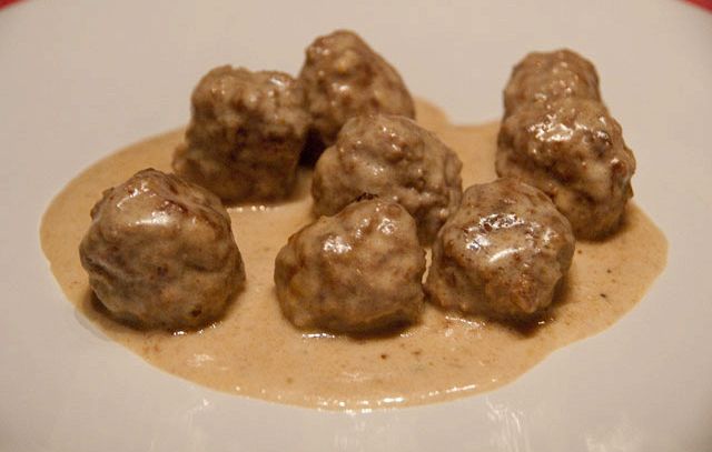 Polpette di maiale con salsa di arachidi