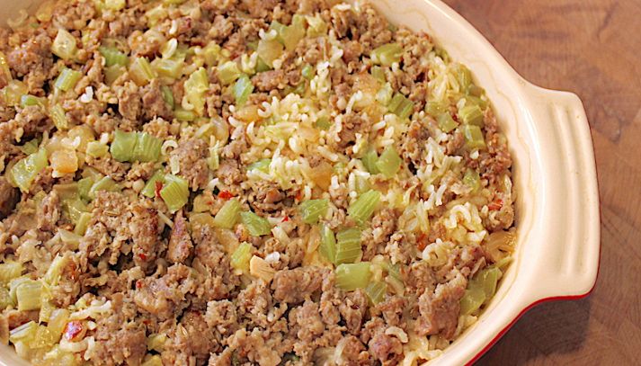 Risotto con salsiccia, verza e salsa di cipolle