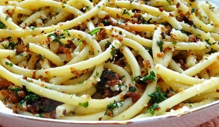 Spaghetti aglio, olio e pane fritto