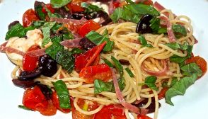 Spaghetti con olive e bresaola