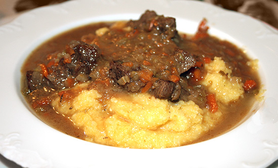 Stufato di montone con polenta di miglio