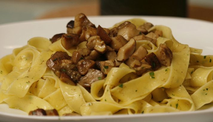Tagliatelle con ragù di porcini