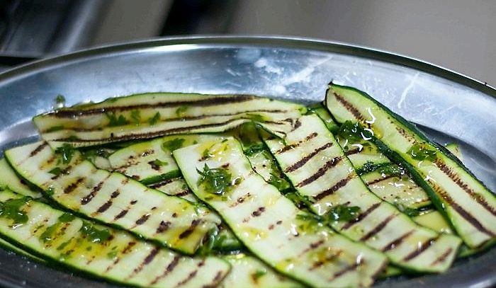 Zucchine grigliate alla menta - La Ricetta di Buonissimo