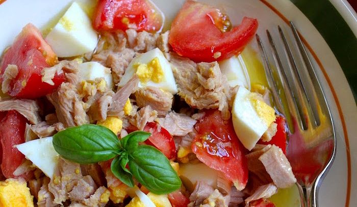 Insalata con tonno, uova e acciughe
