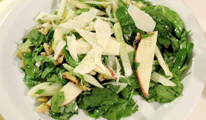 Insalata di rucola con mele e parmigiano