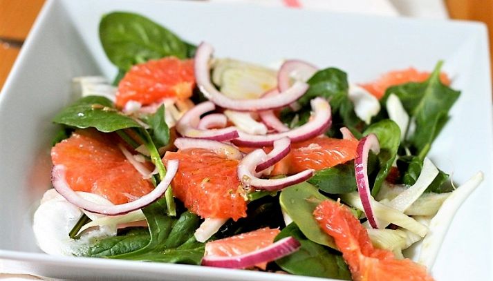 Insalata di spinaci, pompelmo e olive