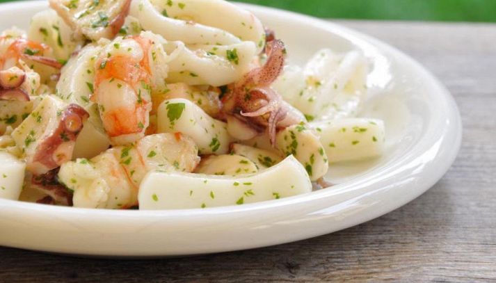 Insalatina di seppioline, vongole e gamberetti con salsa verde