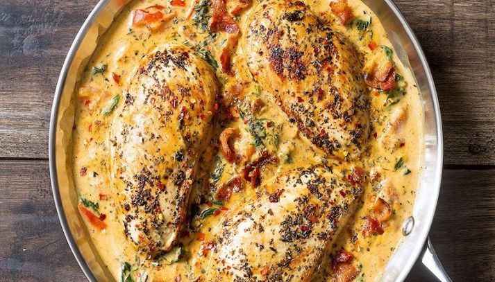 Pollo con scalogni e pistacchi al pepe rosa