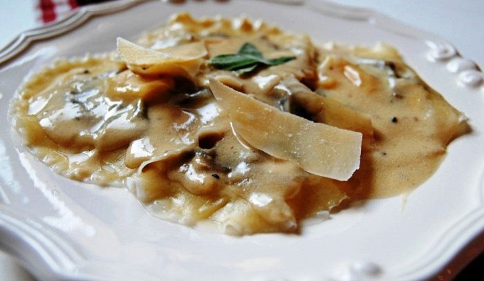 Ravioli ai funghi con fonduta di tartufi